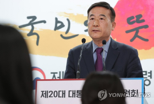 허성우 국민제안센터장이 21일 서울 종로구 통의동 대통령직인수위원회 기자회견장에서 '수능원서 주소지 제한 접수 불편' 개선 검토 관련 현안 브리핑을 하고 있다. <인수위사진기자단, 연합뉴스>